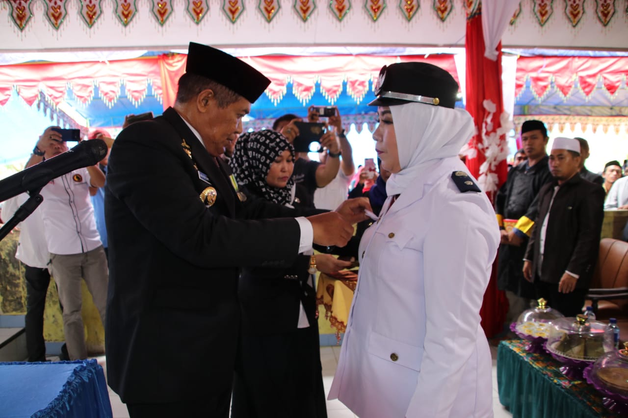 Hari Pertama Masuk Kerja, Bupati Lantik Kepala Desa Bontolohe